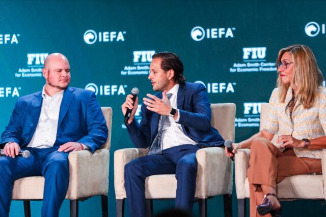 José Ernesto Batres González lidera el debate sobre el desarrollo del capital humano y el impacto transformador de las iniciativas de educación, salud e igualdad en la construcción de una fuerza laboral para el futuro.